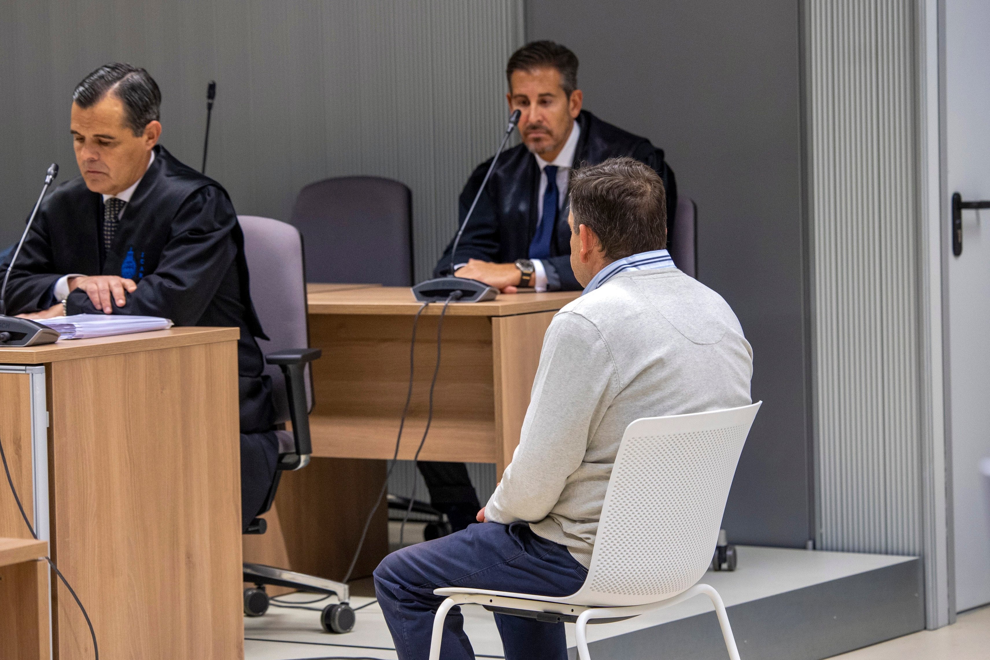 LOGROÑO, 04/11/2025.-Vista del juicio contra un hombre acusado del asesinato de su mujer, encontrada muerta en su domicilio de Logroño en 2020, que el jurado popular ha declarado no culpable al procesado por 8 votos a favor, este martes en Logroño.-EFE/ Raquel Manzanares