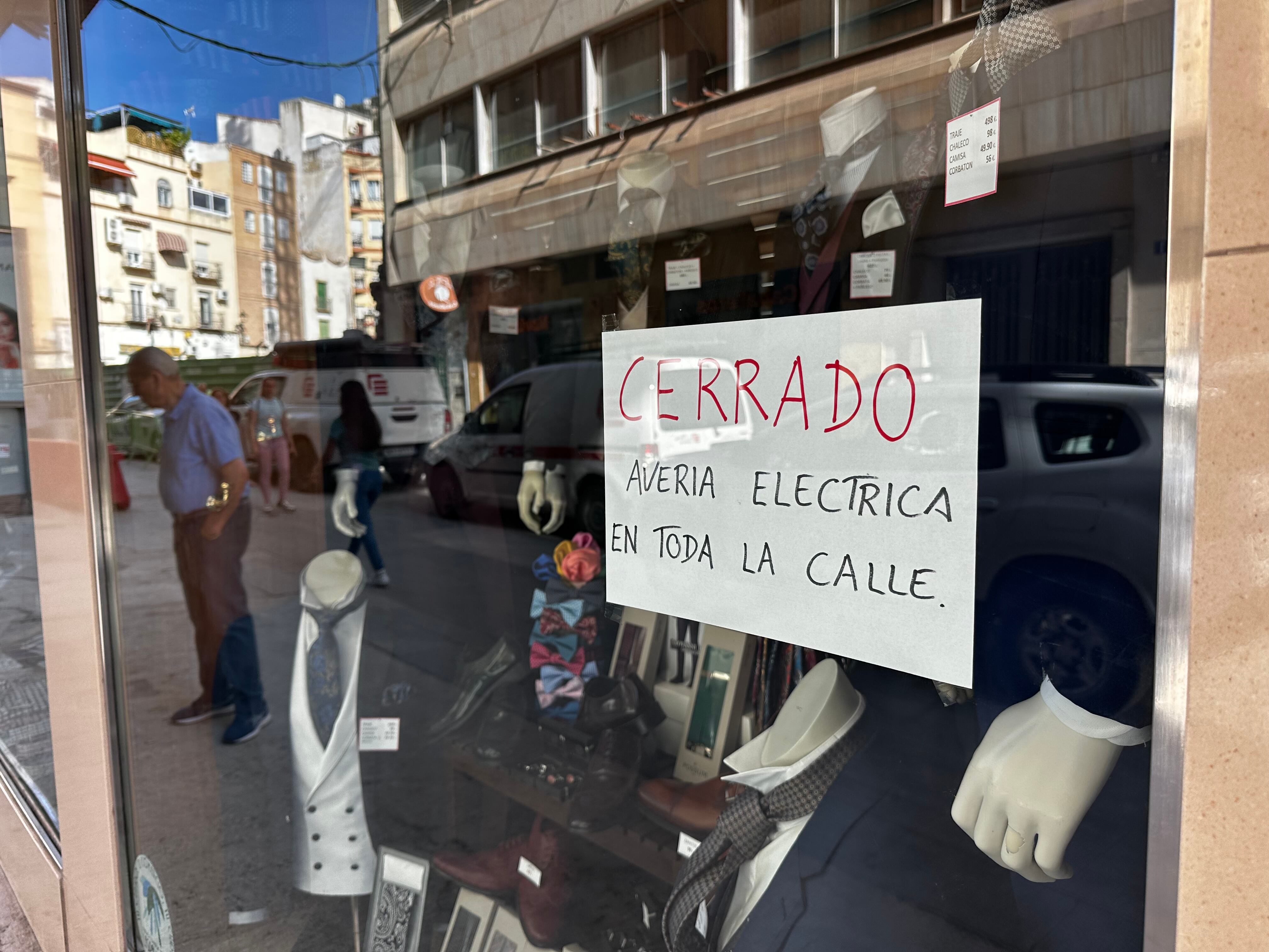 Comercio cerrado por la avería eléctrica en la calle San Clemente.