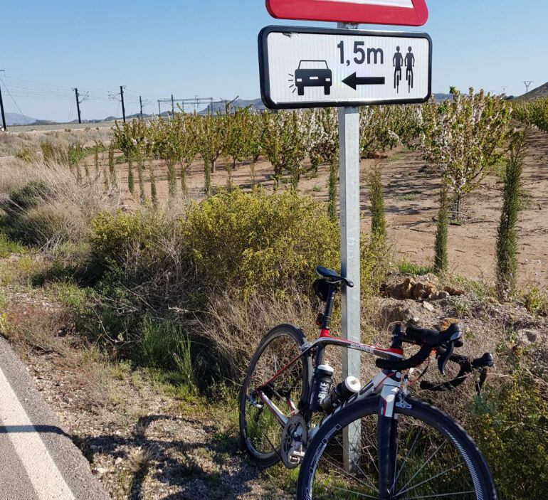 Señal de tráfico donde se avisa de la distancia y de seguridad con ciclistas