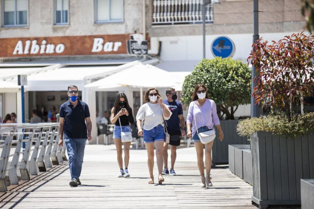 Varias personas pasean por Sanxenxo.