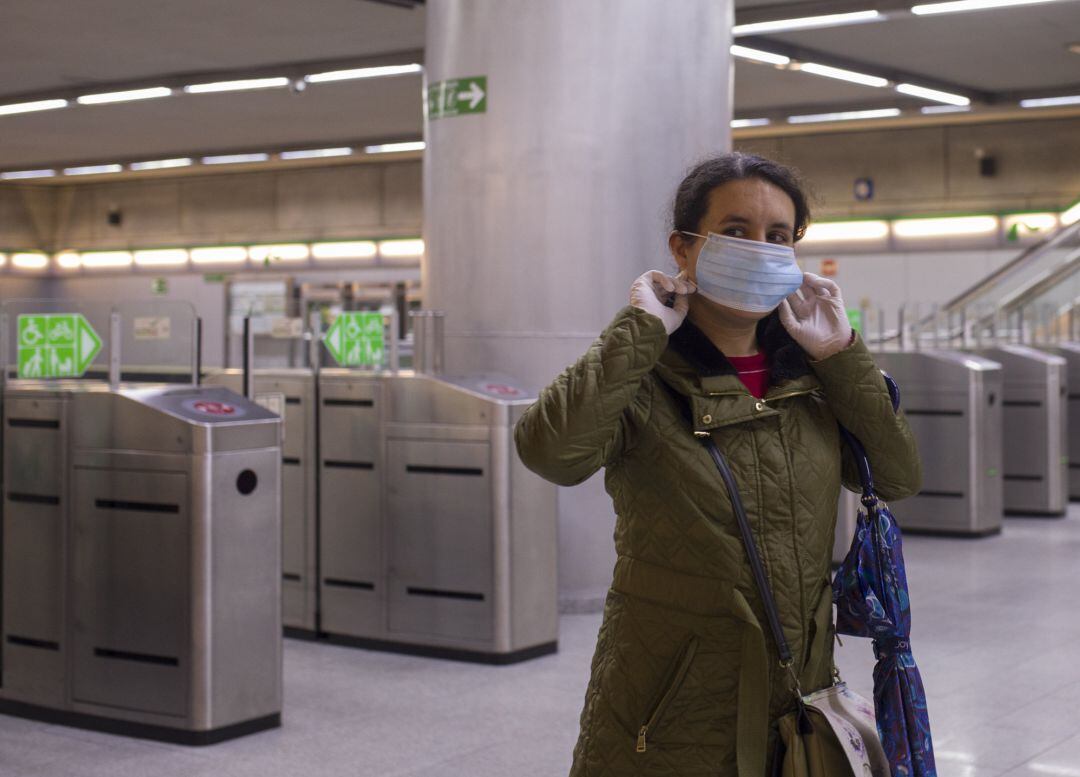 Reparto de mascarillas a quien vaya a trabajar en transporte público en Sevilla