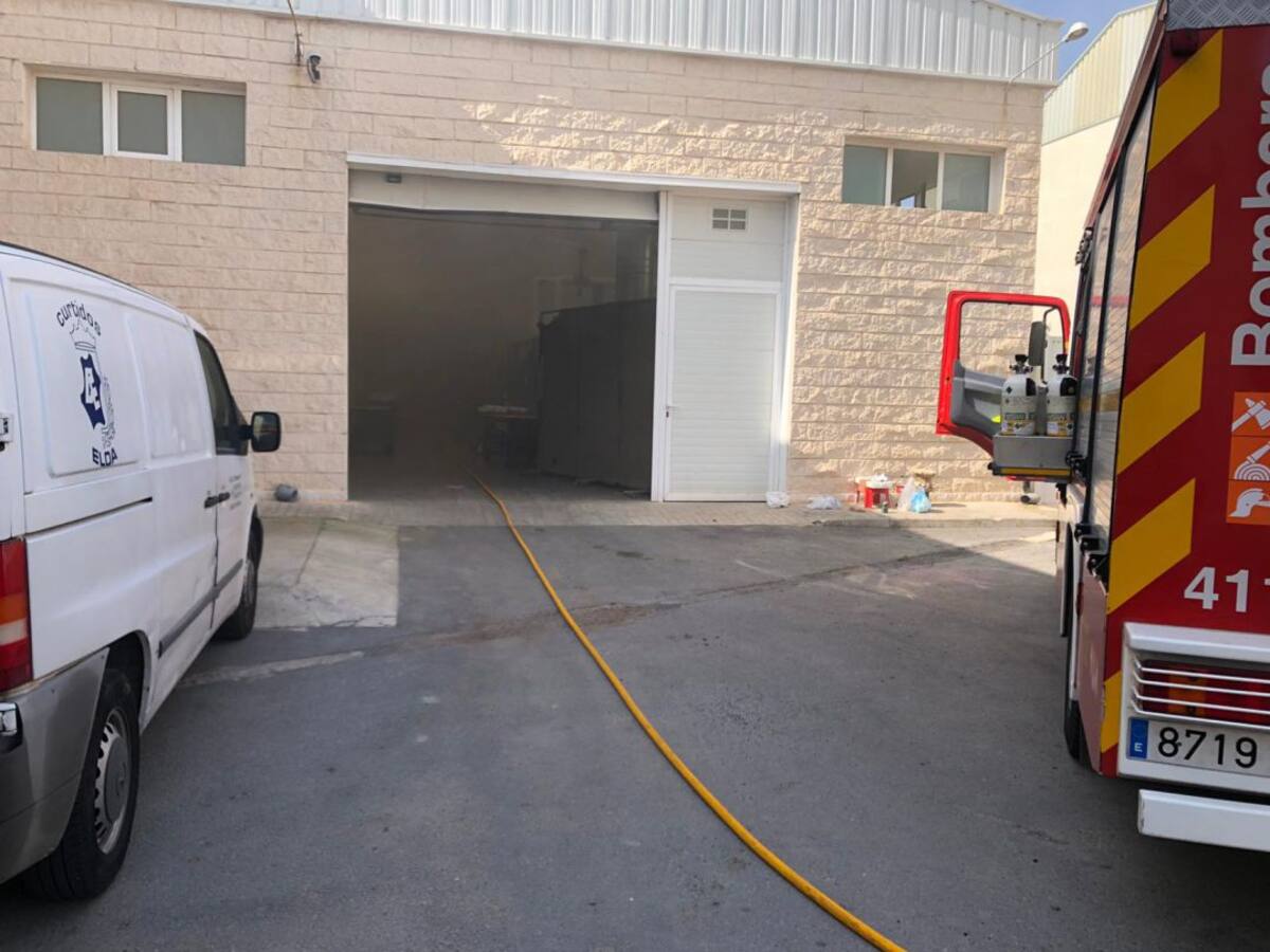 Una fábrica del Polígono Campo Alto de Elda sufre un incendio