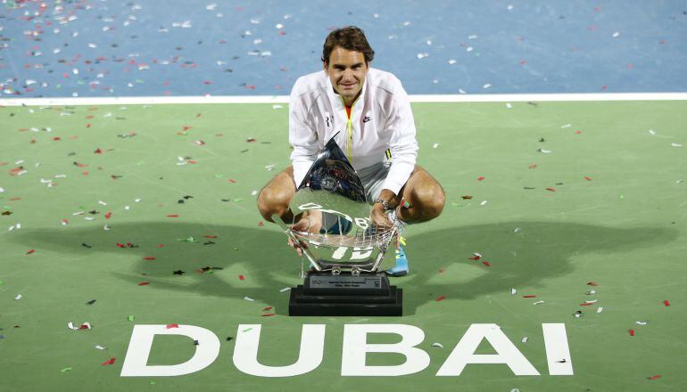 Roger Federer of Switzerland poses with his trophy after winning his final match against Novak Djokovic of Serbia at the ATP Championships tennis tournament in Dubai, February 28, 2015. REUTERS/Ahmed Jadallah (UNITED ARAB EMIRATES - Tags: SPORT TENNIS)