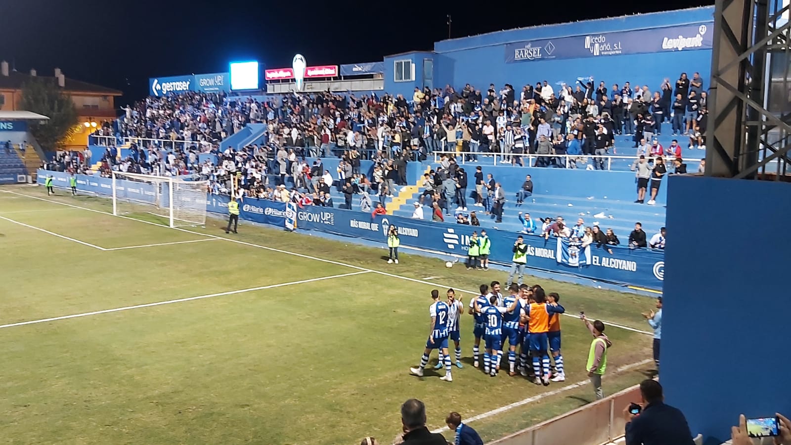 Jugadores del CD Alcoyano celebrando el primer tanto del encuentro ante el Marbella FC