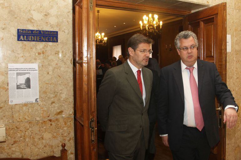 Iamgen de archivo, Ignacio Rafols (d) junto al Ministro de Justicia (i)