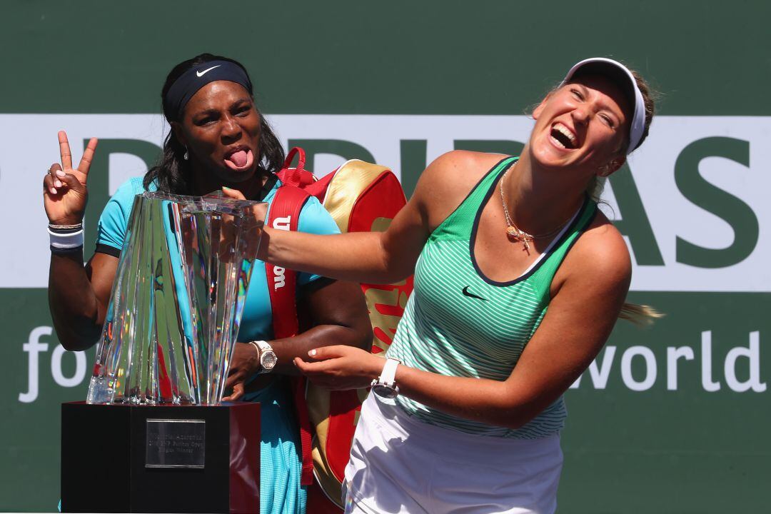 Azarenka y Serena Williams bromean tras la final de Indian Wells 2016.