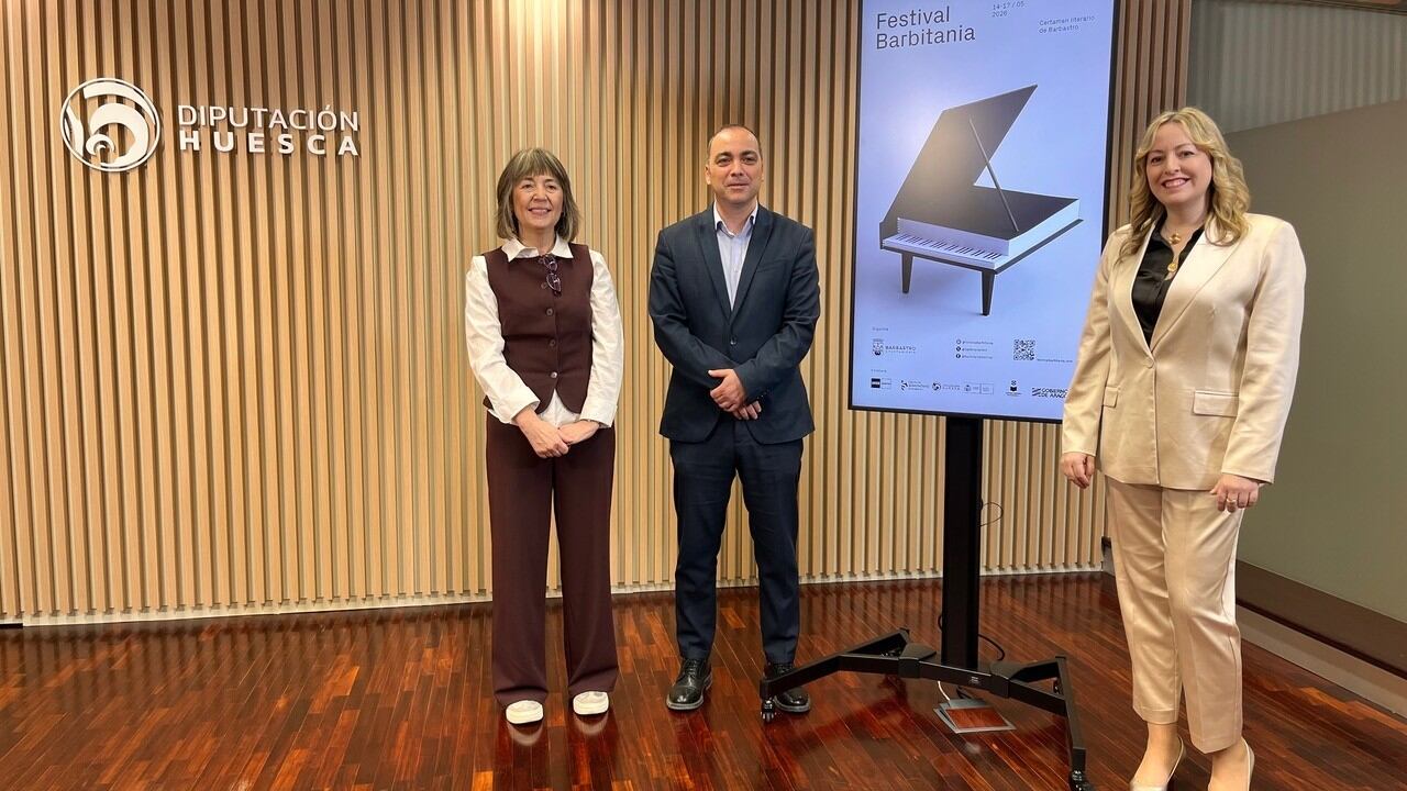 María Ángeles Naval, Carlos Sampériz y Pilar Abad presentando Barbitania en la DPH