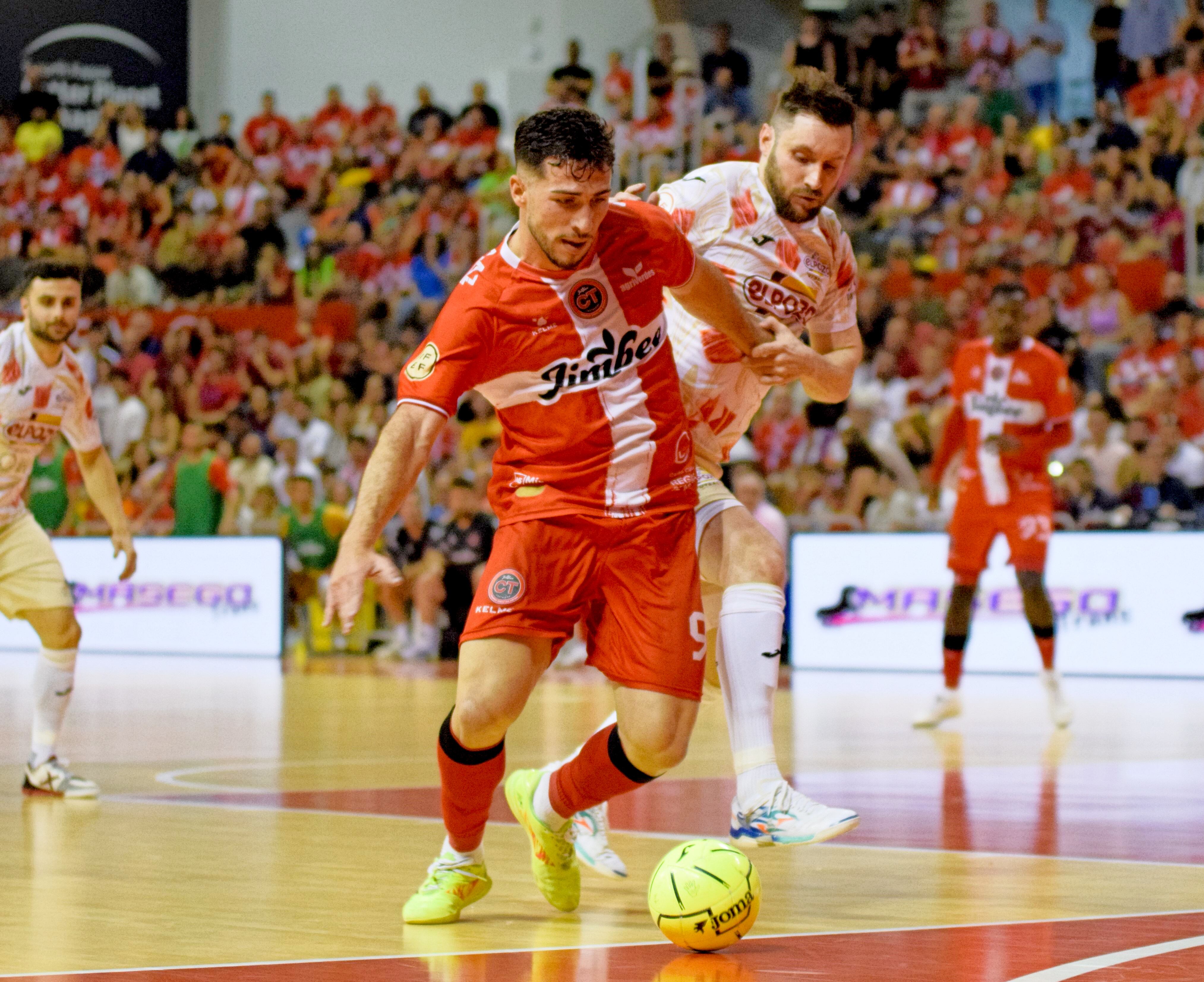 Pablo Ramírez se zafa de la presión rival