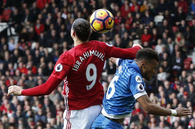 Zlatan Ibrahimovic y Tyrone Mings en una de las acciones del partido.