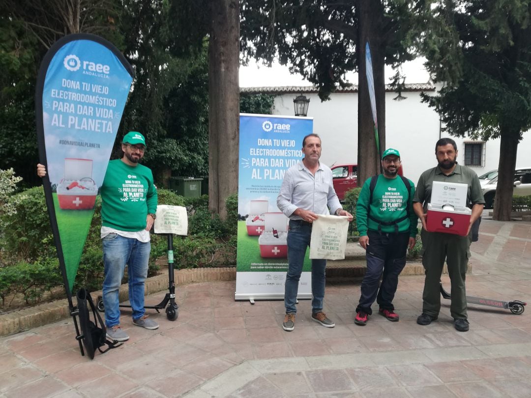 La iniciativa se ha desarrollado en la Plaza Duquesa de Parcent y ha contado con la presencia de Juan Carlos González, concejal de Medio Ambiente