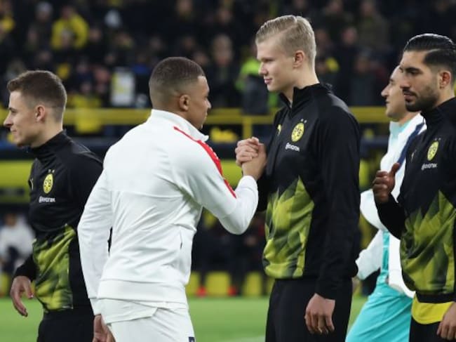 Choque de manos entres Kylian Mbappé y Erling Haaland