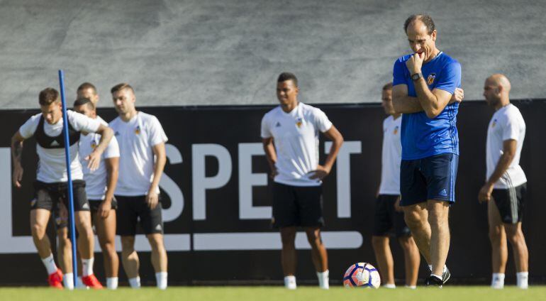 GRA041. VALENCIA, 21092016.- El técnico vasco Salvador González &quot;Voro&quot; (2d) dirige en la mañana de hoy su primer entrenamiento como sustituto de Pako Ayestarán al frente del primer equipo del Valencia. EFEMiguel Ángel Polo