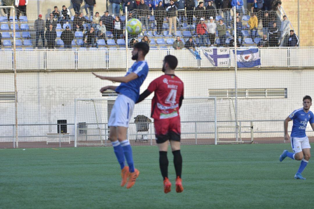 Borja en una accción del partido ante el Puente Genil   