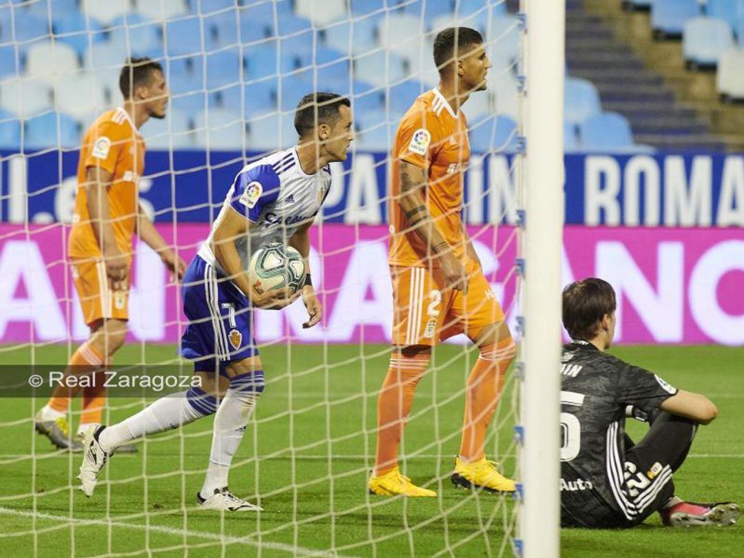 Miguel Linares recoge el balón de la portería después del gol de Kagawa contra el Oviedo