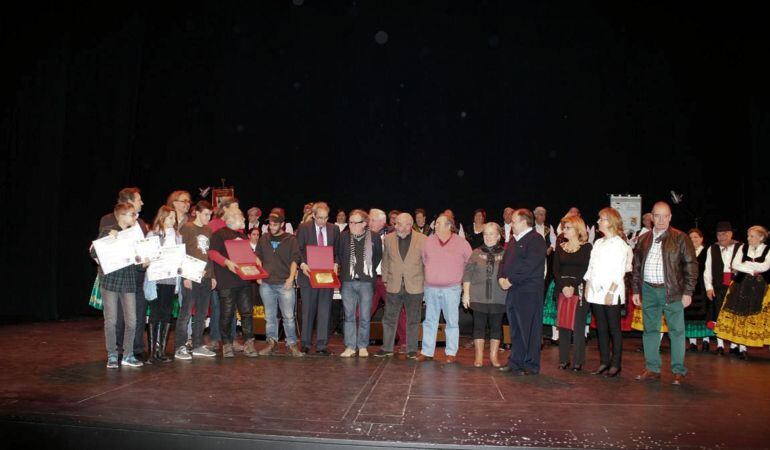 Dentro de las fiestas patronales, la Asociación Pedro Rodríguez El Viejo y Francisca La de Bártulo volvieron a entregar sus premios anuales en el TAM