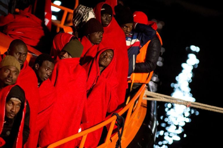 Llegada al puerto de Málaga de los inmigrantes rescatados por Salvamento Marítimo cuando navegaban en una embarcación en el mar de Alborán