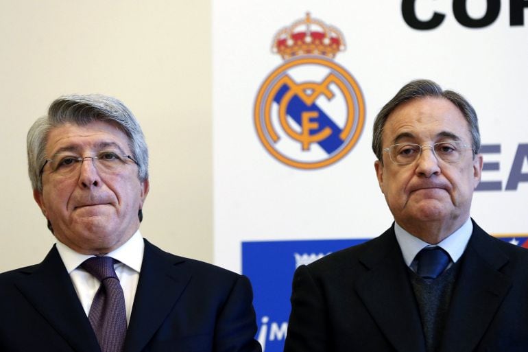 Los presidentes del Real Madrid, Florentino Pérez, y del Atlético de Madrid, Enrique Cerezo, en un acto público