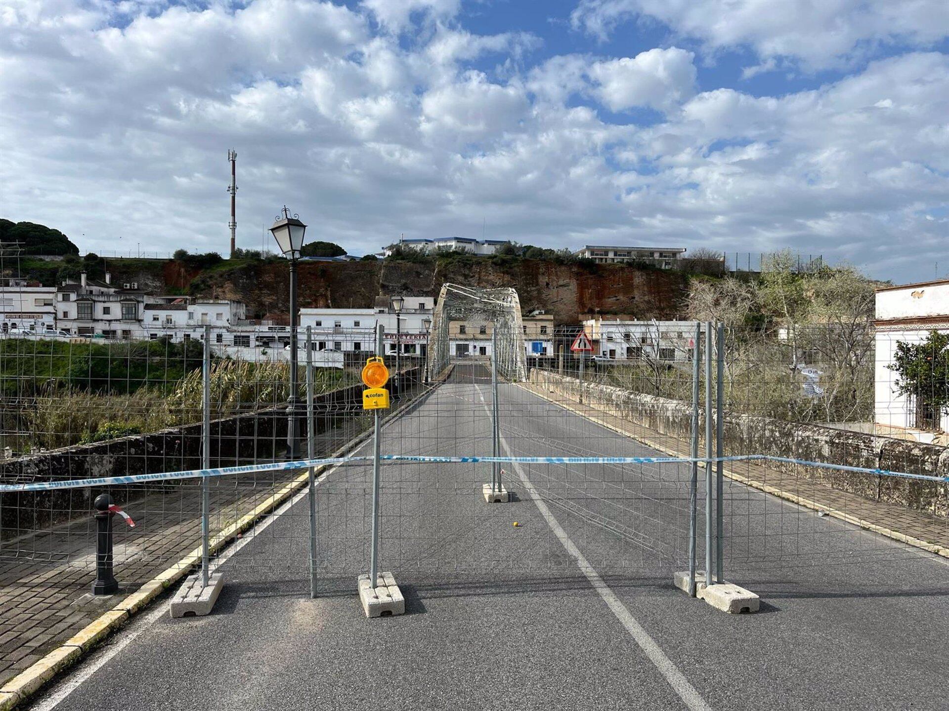 El puente de San Miguel en Arcos, cerrado al tráfico desde diciembre tras sufrir daños en su estructura de hierro