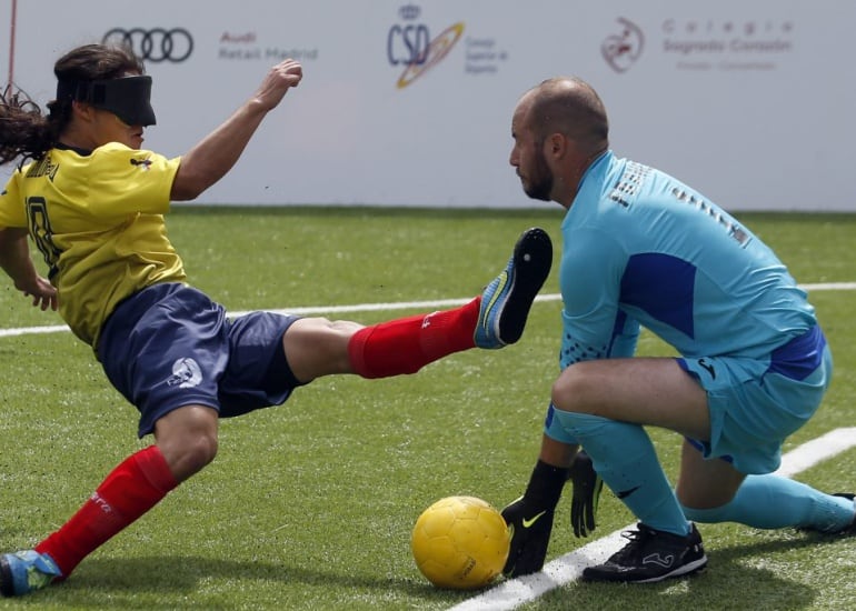 El jugador colombiano, Jhon González, frente al portero francés Sauffisseau