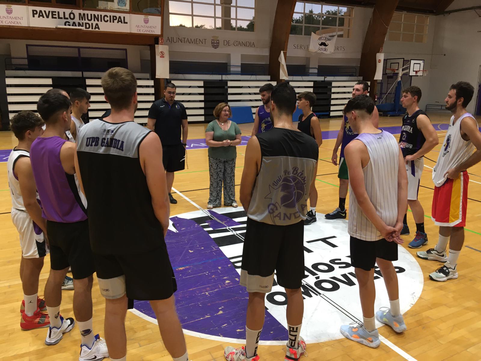 Los jugadores del UpB Gandia con la presidenta y el cuerpo técnico