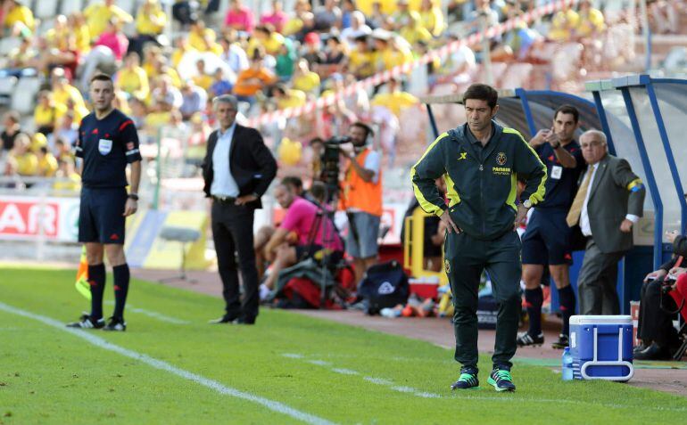 GRA258. LAS PALMAS DE GRAN CANARIA, 25/10/2015.- Los entrenadores del Villarreal, Marcelino García Toral (d), y de la UD Las Palmas, Quique Setién (c), durante el partido de la jornada 9º de la Liga de Primera División que se disputa hoy en el Estadio de Gran Canaria. EFE/Elvira Urquijo A.