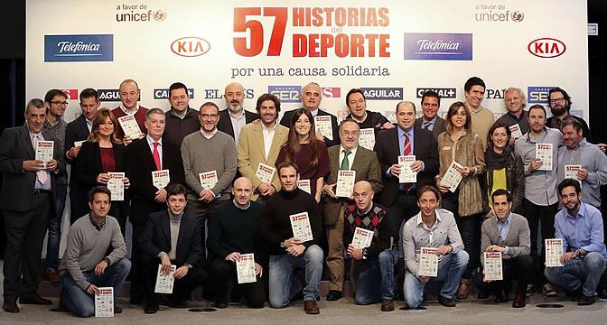 Algunos de los autores de '57 historias del deporte por una causa solidaria' posan en la presentación del libro