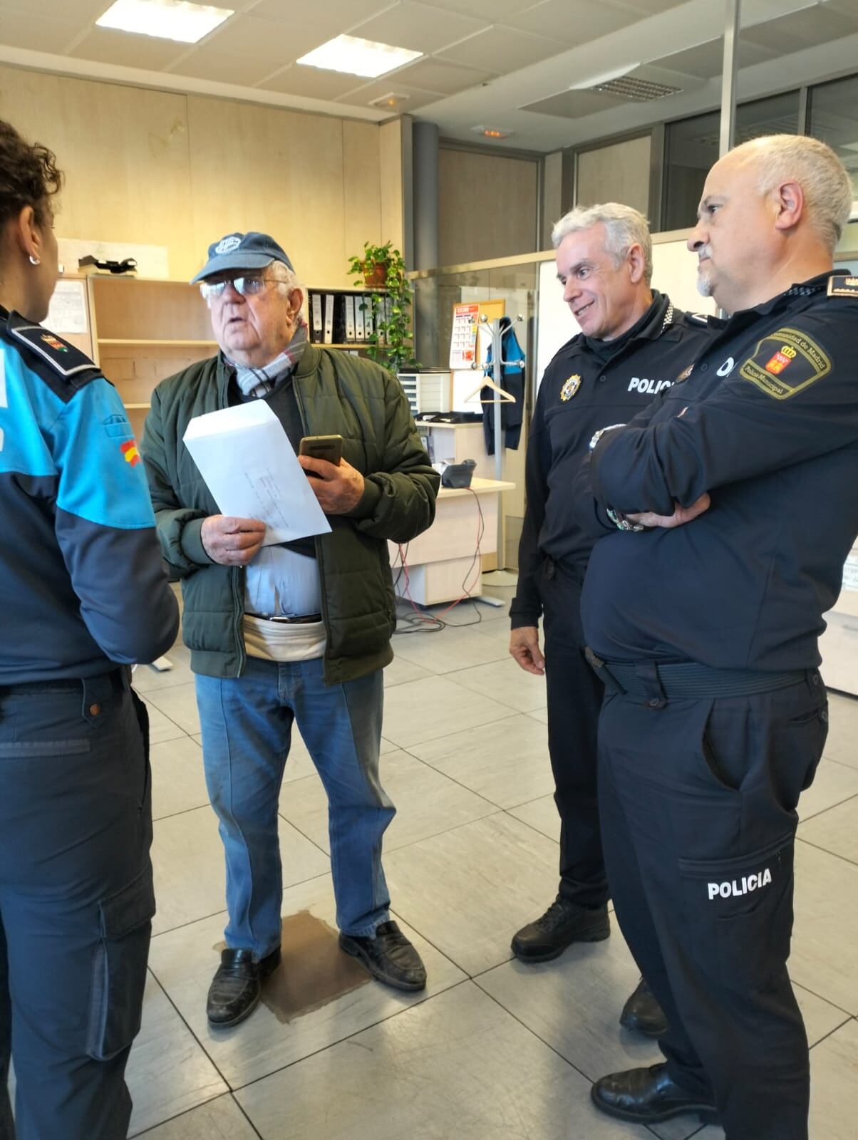 Los agentes han localizado al ciudadano que extravió su cartilla con casi 1.000 euros en metálico