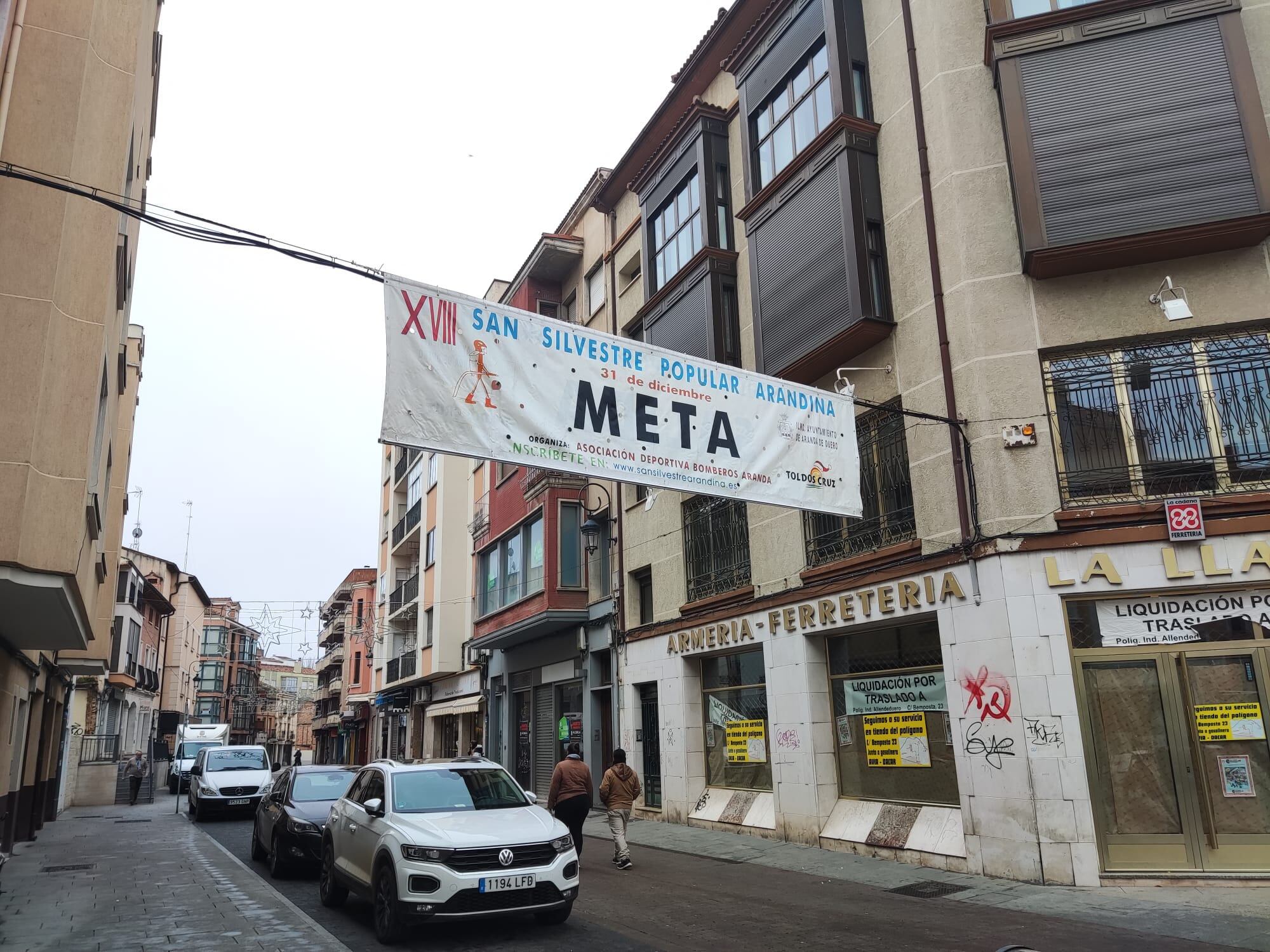 Los bomberos ya ha colocado la pancarta de llegada de la XVIII edición de la San Silvestre Arandina