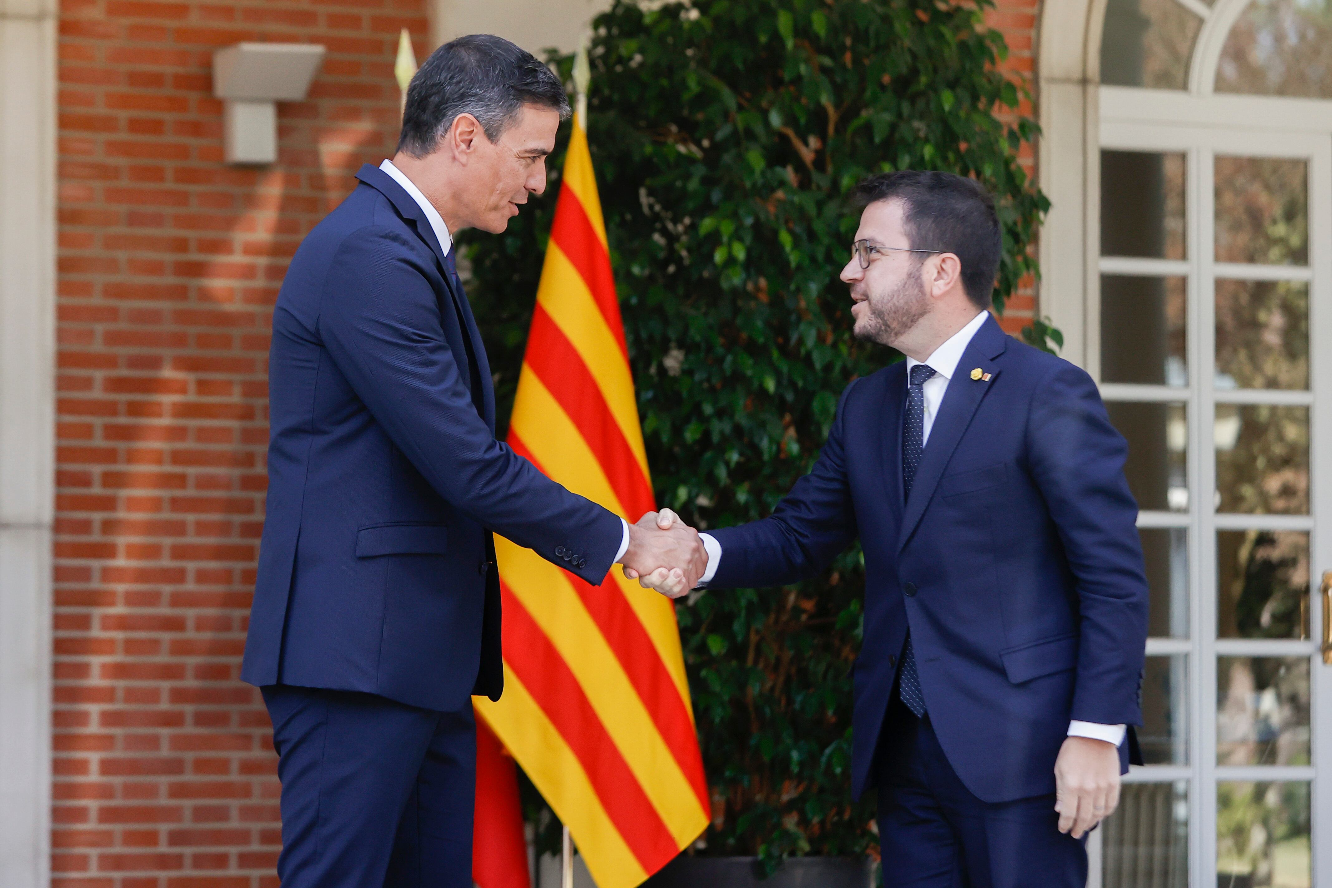 El presidente del Gobierno, Pedro Sánchez (i), recibe al presidente de la Generalitat de Cataluña, Pere Aragonès, antes de mantener una reunión este viernes en el Palacio de la Moncloa.