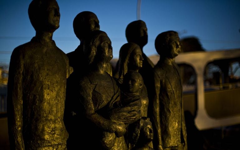 Monumento a las víctimas de los atentados del 11 de marzo de 2004 junto a la estación de Cercanías de Alcalá de Henares