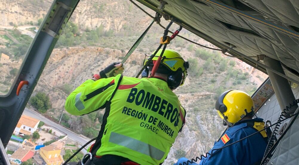 Helicóptero de la DGSCE y Grupo de Rescate del CEIS se suman a la búsqueda de un hombre desaparecido en Blanca