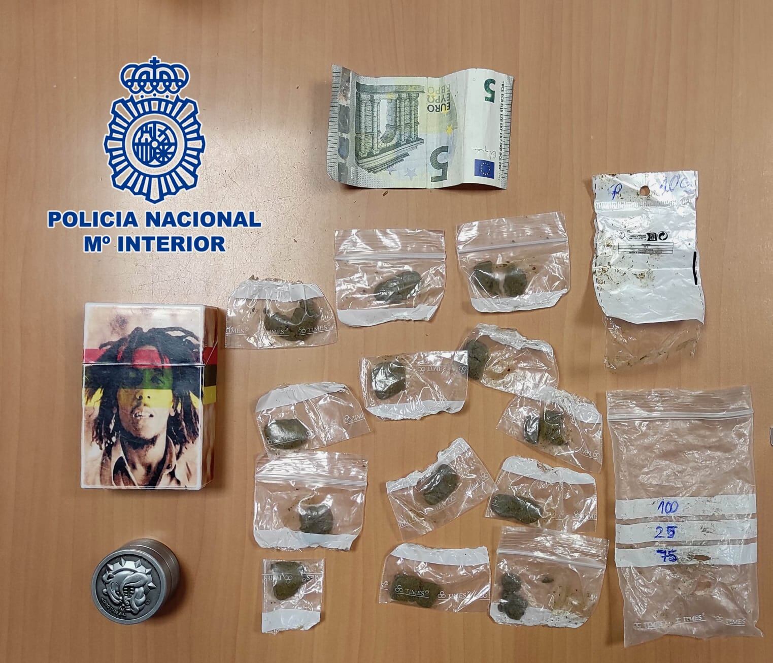 Material incautado por la Policía Nacional a un detenido en Jaén por tráfico de droga al menudeo