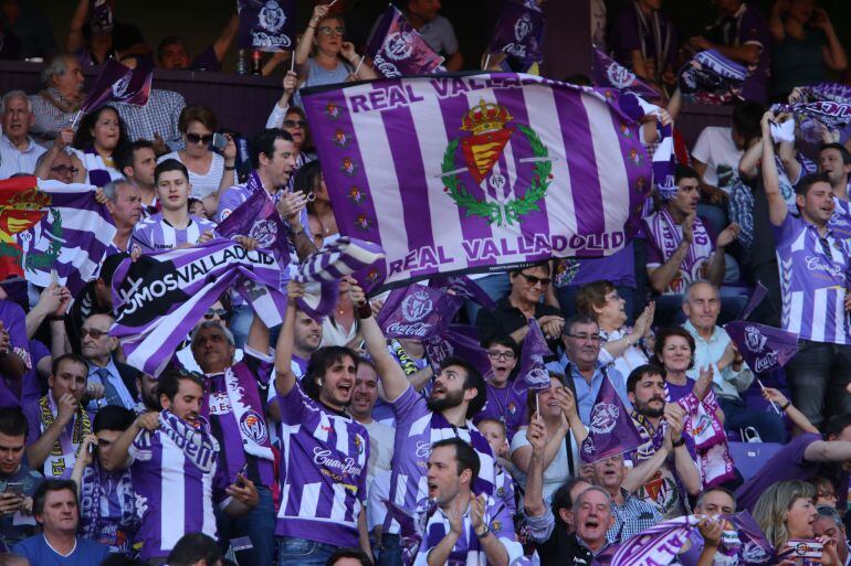 Aficionados blanquvioletas celebran el ascenso a primera división