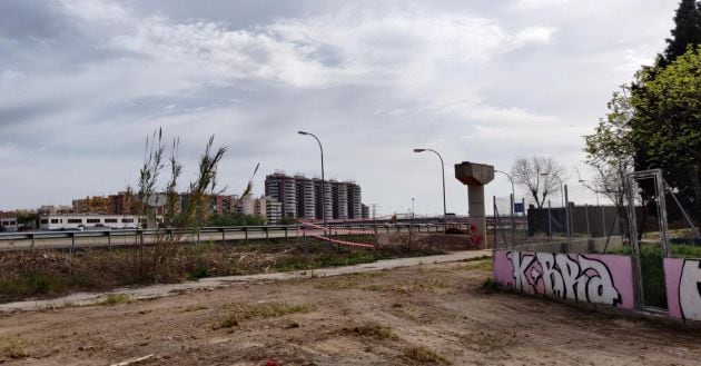 En primer plano, uno de los postes de hormigón sobre los que descansará la plataforma; imágenes tomadas desde el barrio de La Torre