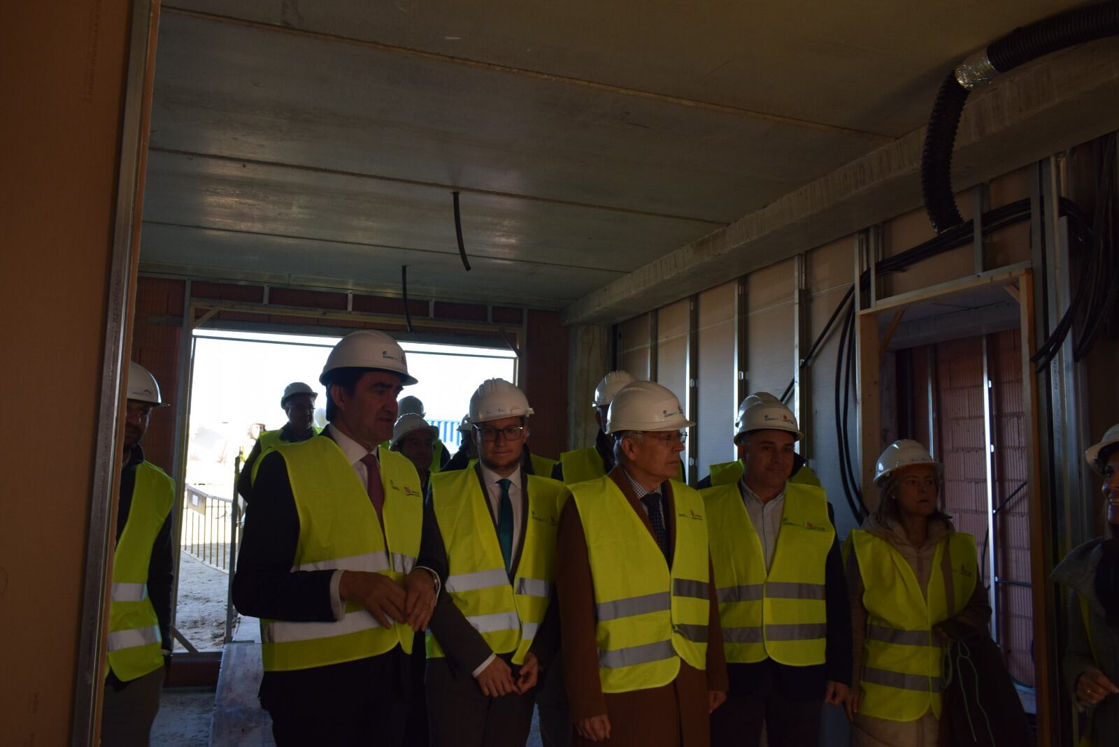 Visita de las autoridades a las viviendas colaborativas en Aranda de Duero