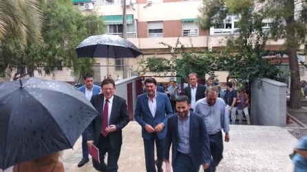 La comitiva a la llegada al CEIP El Palmeral.