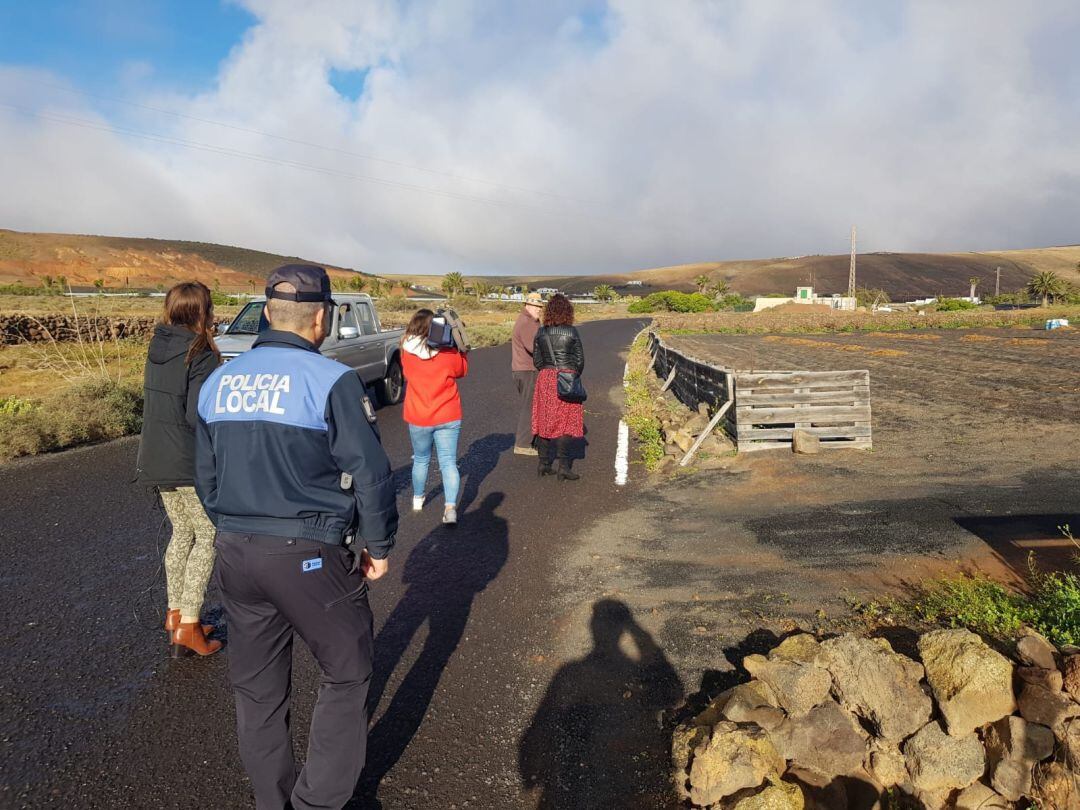 Agente de la Policía Local de Teguise en una finca agrícola del municipio.