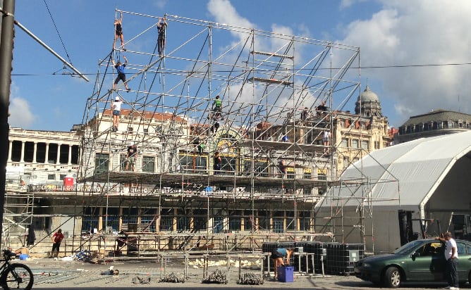 Después de los nueve días de fiesta, los comparseros tienen que desmontar las estructuras metálicas que conforman las txosnas.