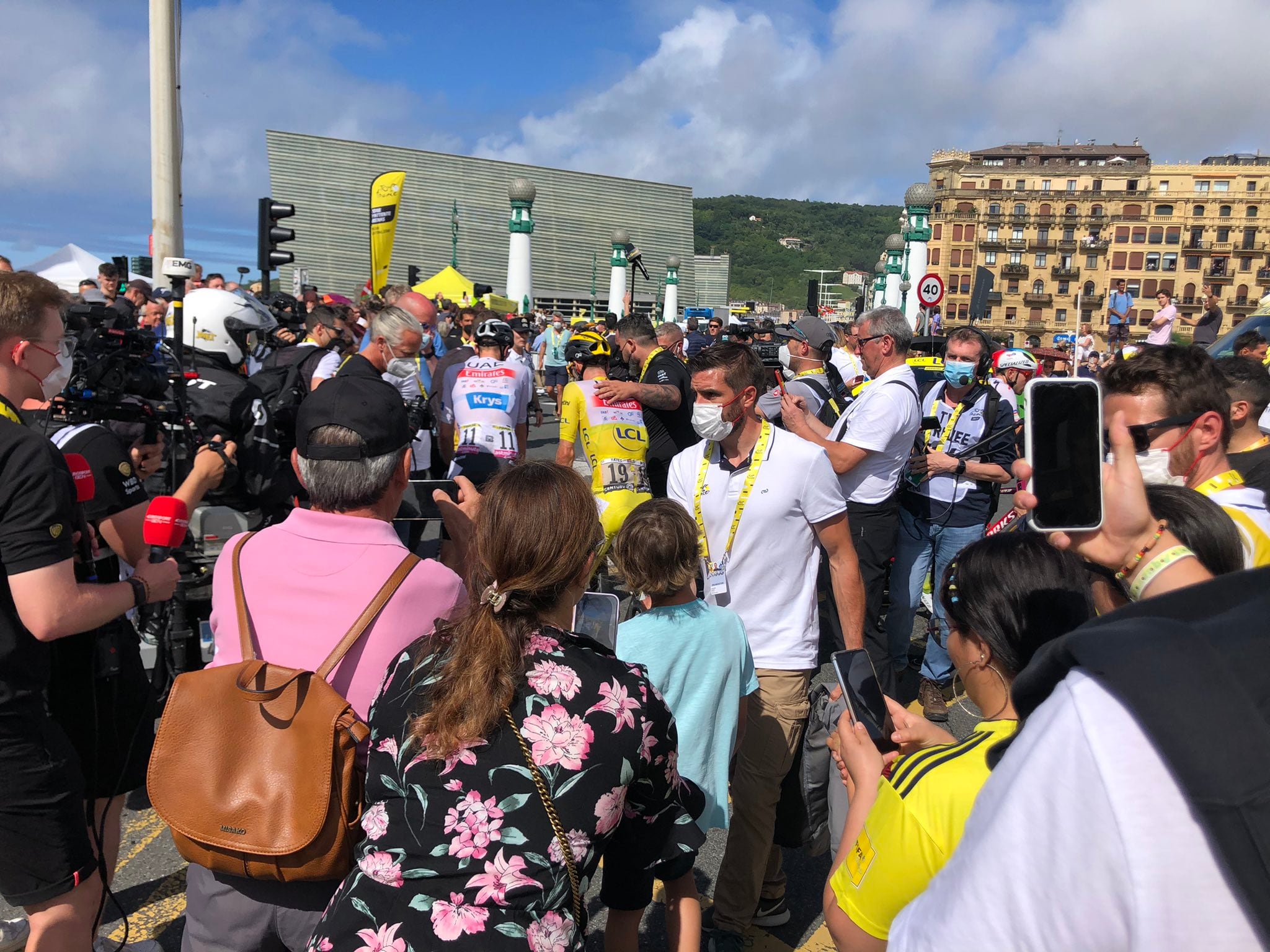 La afición se agolpa alrededor de Adams Yates, el líder del Tour a su paso por Donostia.