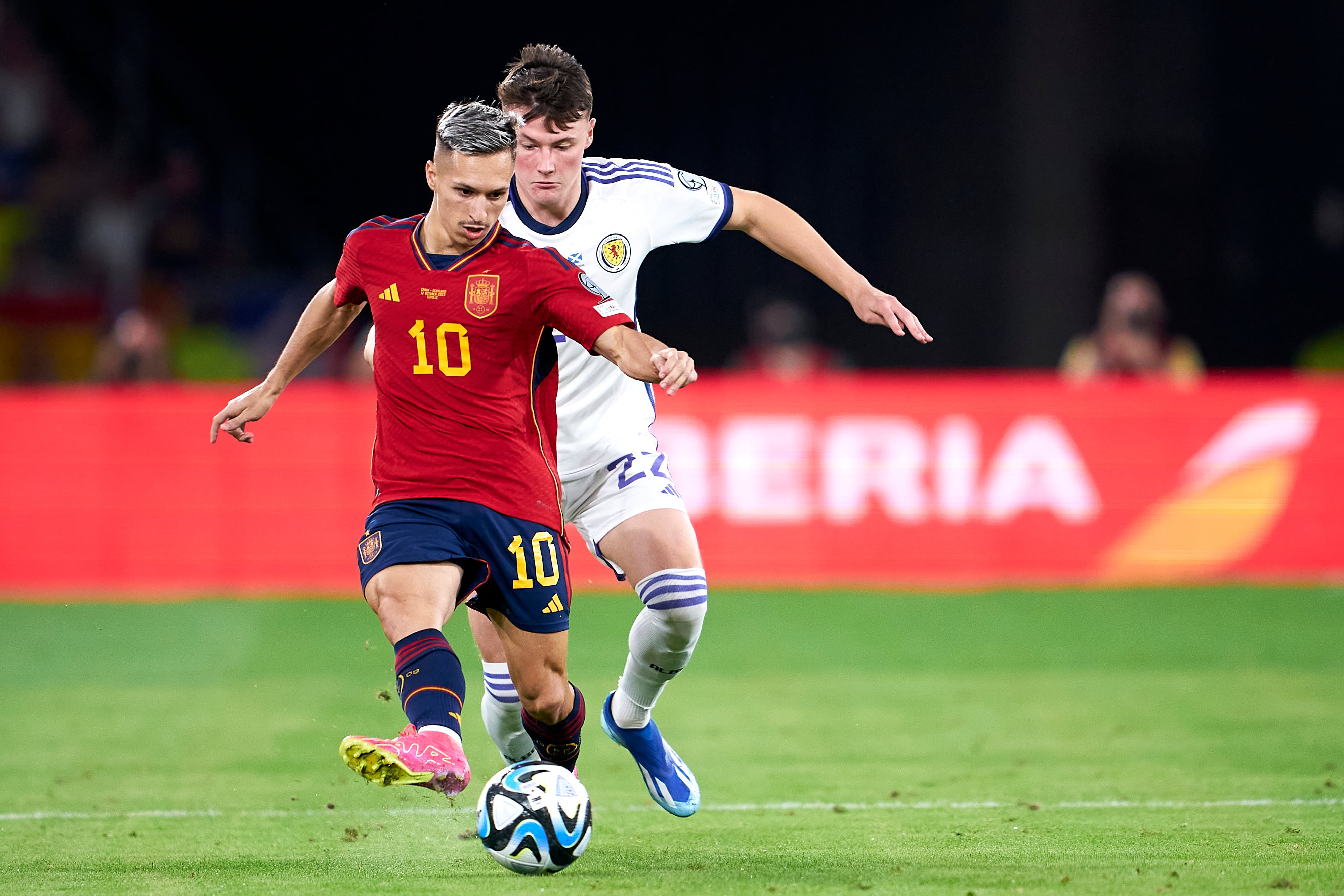 Bryan Zaragoza juega el balón durante el partido entre España y Escocia