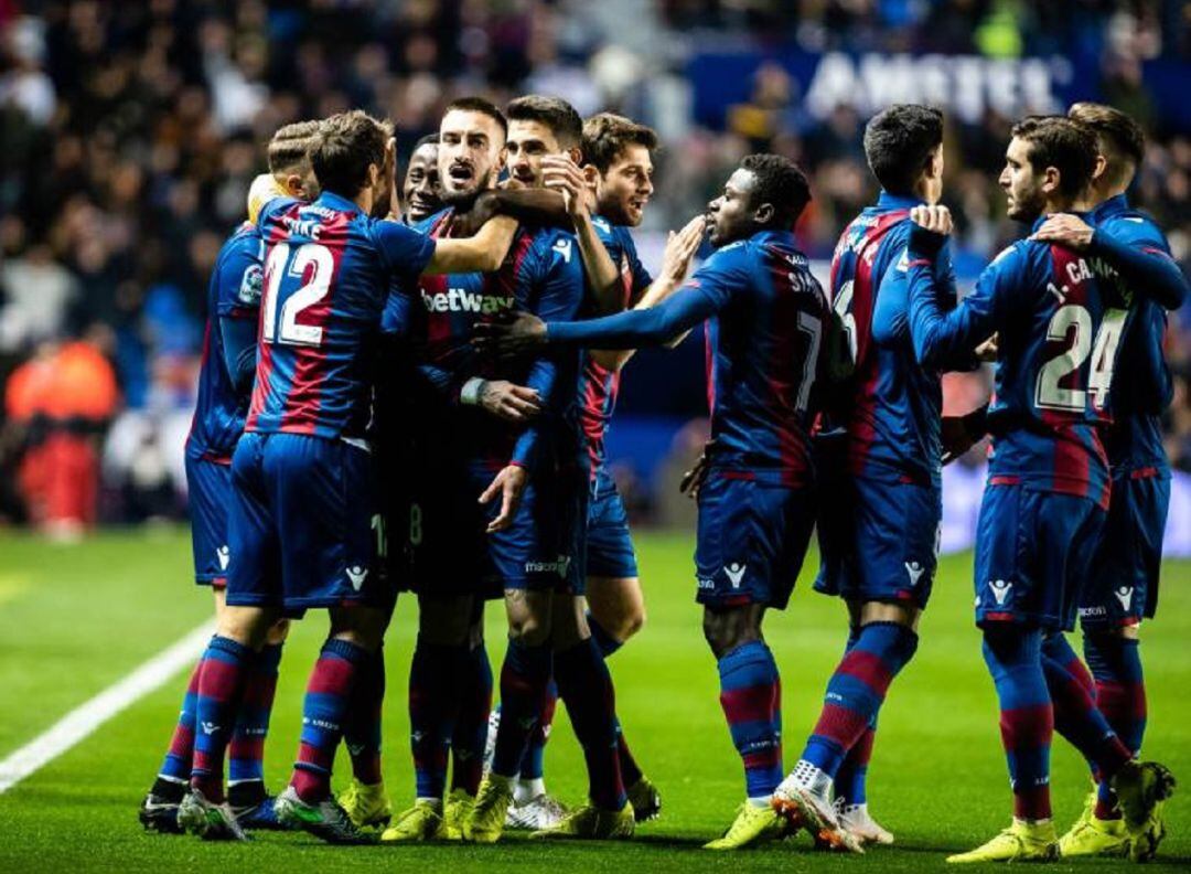 La plantilla del Levante celebra un gol en Orriols