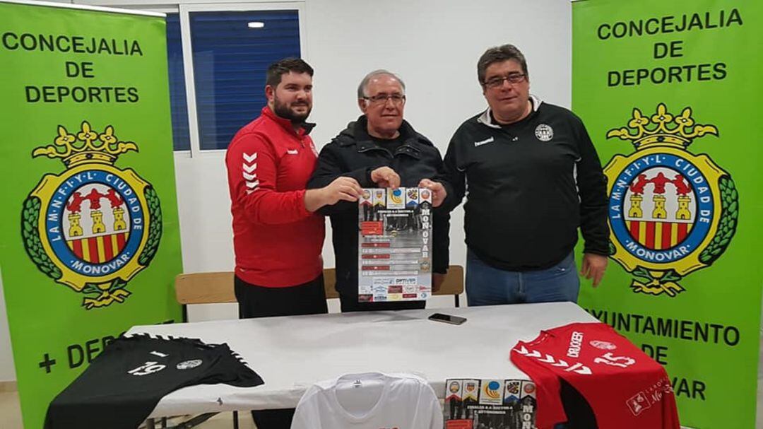 Álvaro Ferrandiz, Pte. del club, Salvador Jiménez, edil de Deportes (C) y Vicente Ruano, entrenador del club (D) en la presentación de la Fase