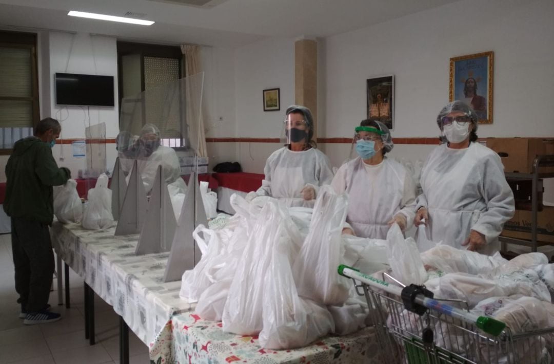 Voluntarias del comedor organizando la comida