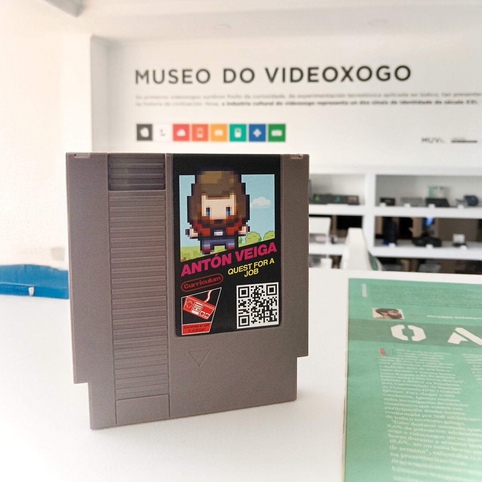 El CV de Antón Veiga en un cartucho de Nintendo, en el Museo do Videoxogo de Cangas