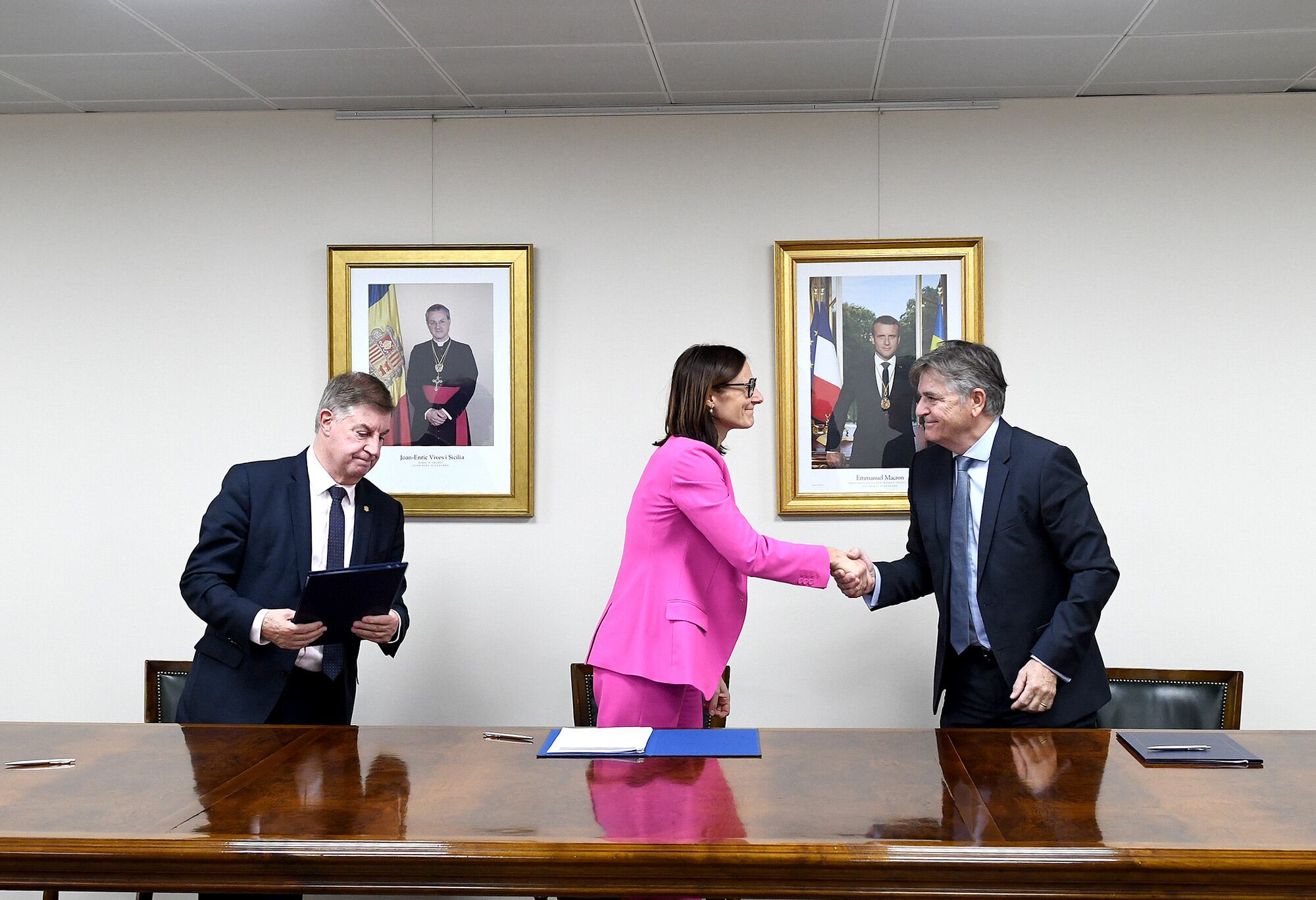 Molné durant la rúbrica de l'acord.