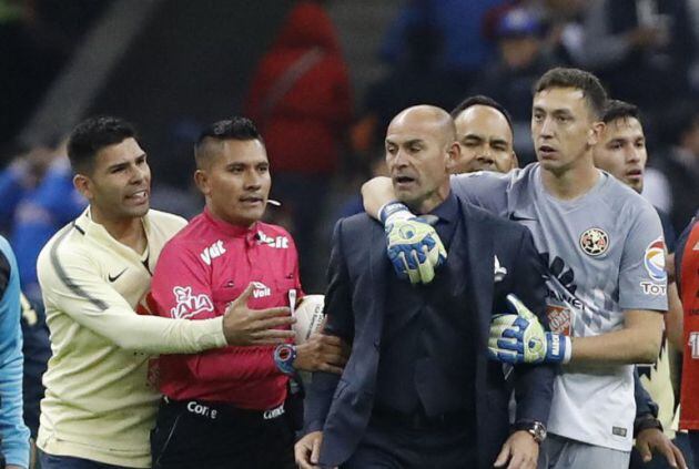 Paco Jémez discute, durante un partido en México