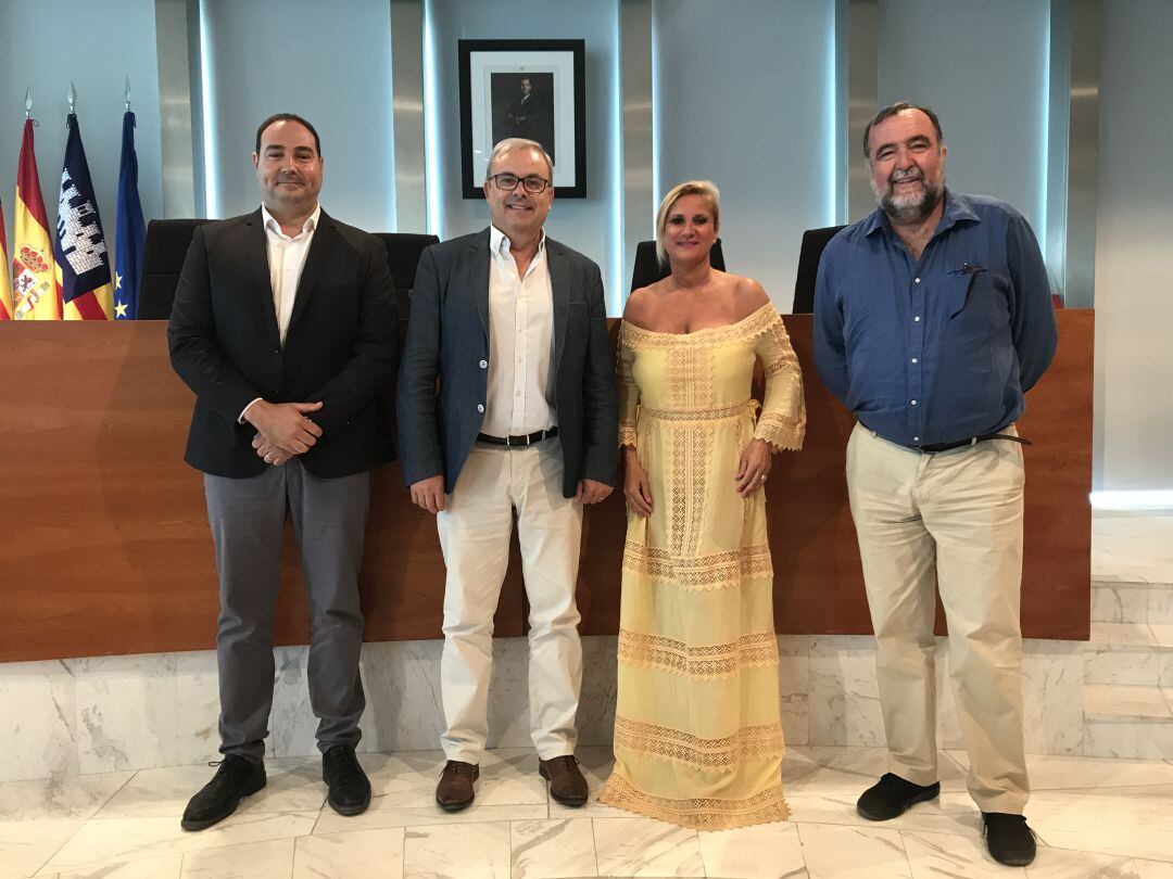 Marta Díaz junto a sus excompañeros del PSOE en el Consell, en una imagen de archivo