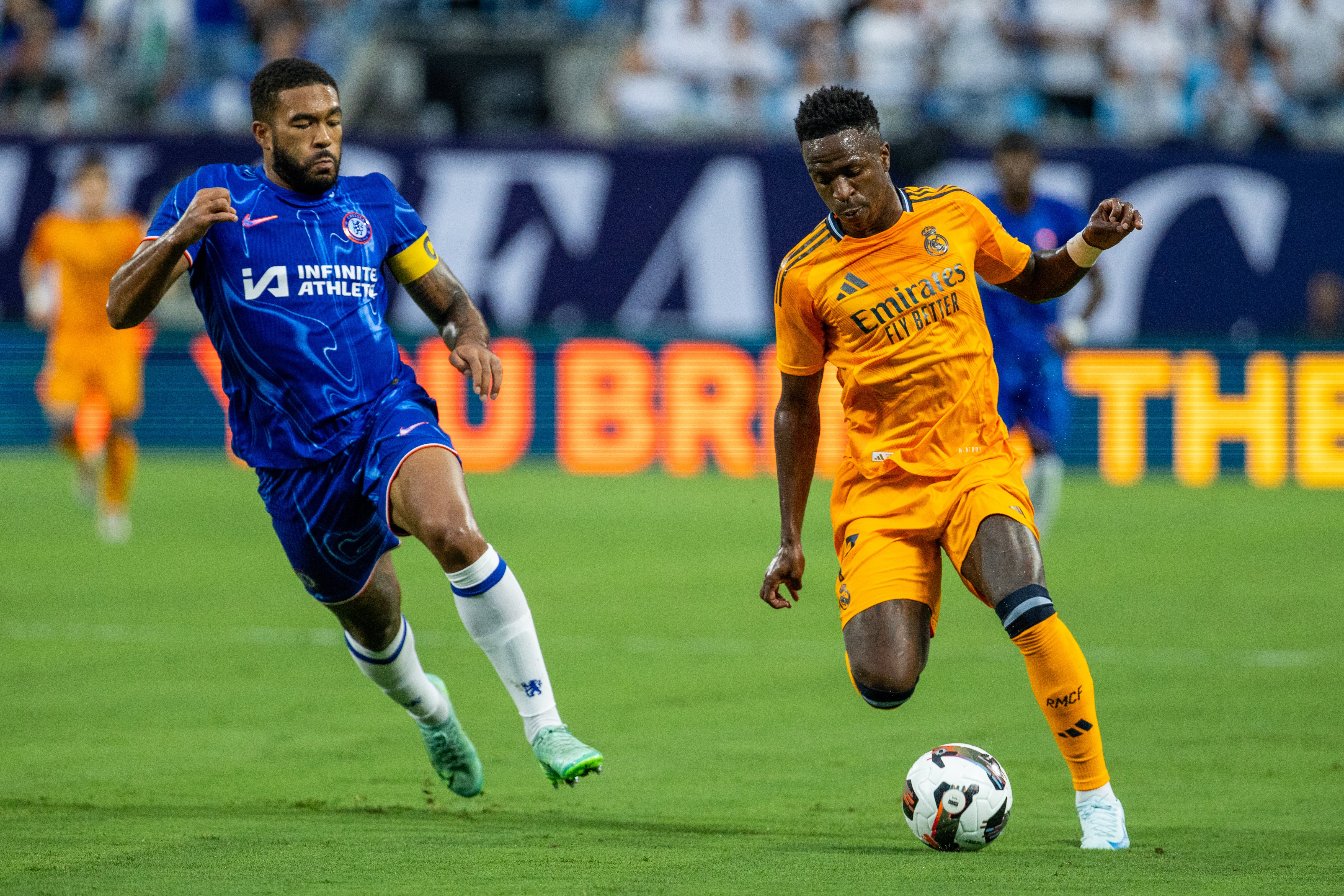 Vinicius Júnior disputa un balón con Reece James en un partido amistoso entre Real Madrid y Chelsea en el estadio Bank of America, en Charlotte