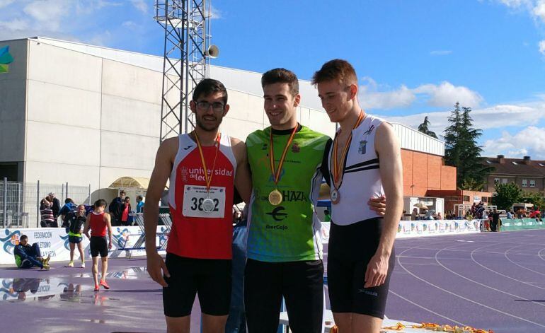 Miguel Baños en el podio con uno de los dos Oros cosechados por el atleta ribereña.