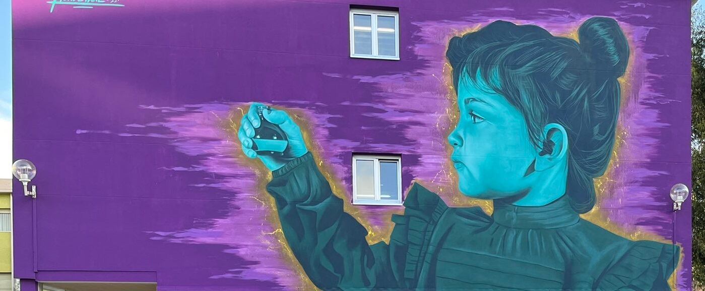 Mural pintado por Mon Devane en el colegio María Pita de A Coruña